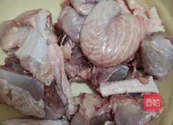 Illustration of how to make nourishing chicken soup 1