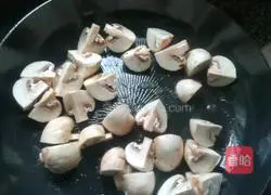 Illustration of how to make fresh mushroom and bacon pasta 6