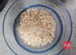 Illustration of how to make peach gum, tremella and barley soup 2