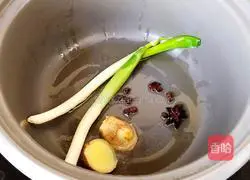 Illustration of how to make shepherd's purse stewed with black bone chicken soup 6