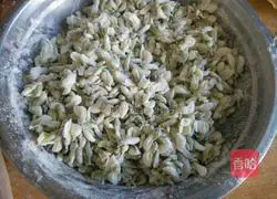 Illustration of how to steam locust flowers 4