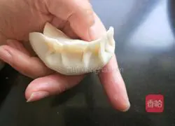 Illustration of how to make dumplings stuffed with sophora flower stuffing 12