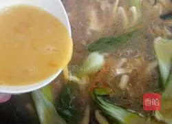 Illustration of how to make spicy and sour mushroom and tofu soup 9