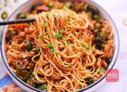 Illustration of how to make green pepper and egg noodles 19