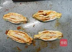 Illustration of how to make spicy flower rolls 15