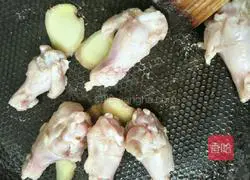 How to make corn, carrot and chicken leg soup Illustration 4