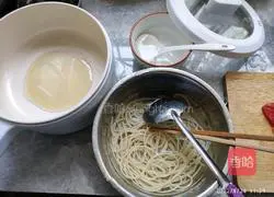 Illustration of how to make tomato and lettuce pasta 3