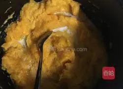 Illustration of how to make pumpkin steamed buns 1