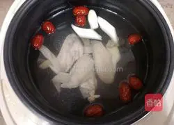 Illustration of how to make red date and lotus root chicken soup 6