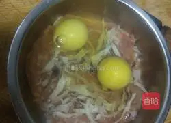 Illustration of how to make egg and cuttlefish cake soup 3