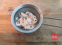 Illustration of how to make shrimp and seaweed noodles 3