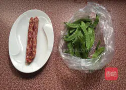 Illustration of how to make fried snow peas with sausage 1