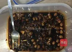 Illustration of Laoganma's recipe for mixing enoki mushrooms and king oyster mushrooms 3