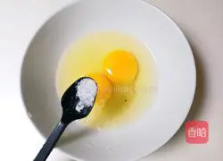 Illustration of how to make steamed eggs with sesame oil, wolfberry, sea cucumber and sea cucumber 2