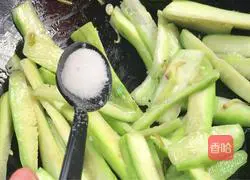 Illustration of how to make loofah noodles 7