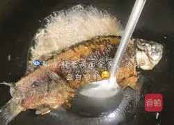 Illustration of how to make mushroom and crucian carp soup 5