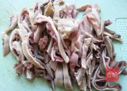 Illustration of how to make spleen-strengthening pork belly soup 9