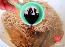 Illustration of how to make toon shredded pork noodles 8