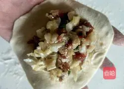 Illustration of how to make classic pork and cabbage buns 11