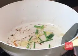 Illustration of how to make loofah and egg noodle soup 9