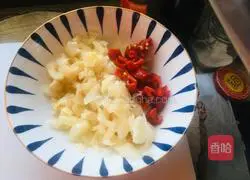 Illustration of how to make kimchi, stir-fried meat and braised willow leaf noodles 4