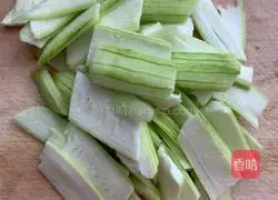 Illustration of how to make loofah broth 1