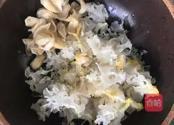 Illustration of how to make fresh orange and white fungus soup 3