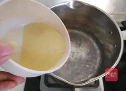 Illustration of how to make egg drop cornmeal soup 6