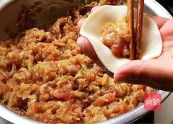 Illustration of how to make winter melon and pork stuffed dumplings to remove moisture in summer 7