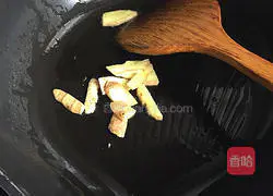 Illustration of how to make black fish soup 5