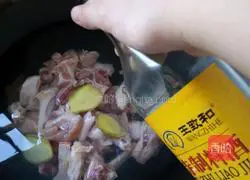 Illustration of how to make purple clay pot mushroom and chicken soup 3