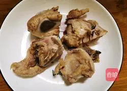 Illustration of how to make tea tree mushroom and red date soup 2