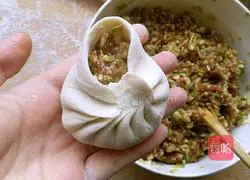 Illustration of how to make zucchini and pork buns 15