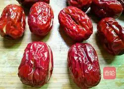 Illustration of how to make red dates and white fungus soup 4