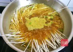 Illustration of how to make curry potato and egg noodles 6