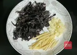 Illustration of how to make mushroom, seaweed and egg drop soup 7