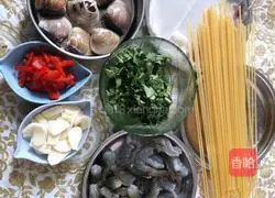Illustration of how to make garlic seafood pasta 1