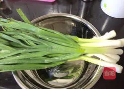 Illustration of how to stir-fry bacon with garlic 3