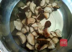 Illustration of how to make mushroom, carrot and pork buns 11