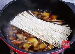 Illustration of how to make potato and ham braised noodles 12