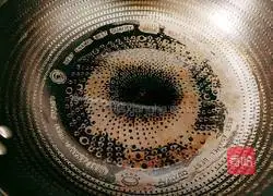 Tomato Illustration of how to make egg and beef brisket soup 8