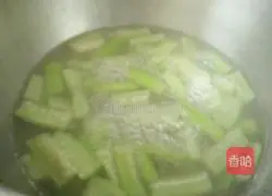 Weight loss soup Illustration of how to make loofah and pork liver soup 5