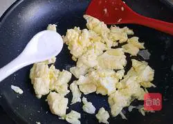 Illustration of how to make bacon and egg burritos 14