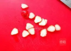 Illustration of how to make strawberry milkshake 1