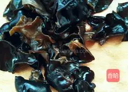 Illustration of how to make prawn, spinach and egg drop soup 1