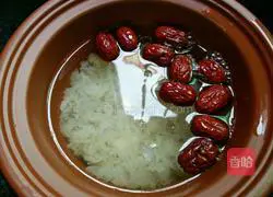 Illustration of how to make red dates and white fungus soup 6