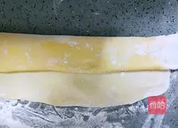 Illustration of how to make two-color flower rolls 14