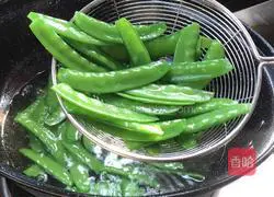  Illustration of how to make fried lean meat with snow peas 9