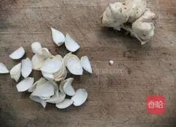 Illustration of how to make peach gum, red dates and lily soup 4