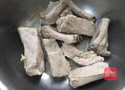 Illustration of how to make braised pork ribs and beans with noodles 5